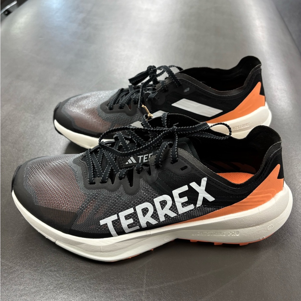 NWT Adidas Black and Orange Athletic Shoes with Breathable Mesh Terrex Size 8.5 - Picture 4 of 7